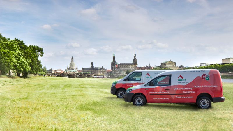Firmenfahrzeuge der ITB-Dresden GmbH am Elbufer, im Hintergrund die Stadtsihouette mit Frauenkirche, Schloss und Semperoper